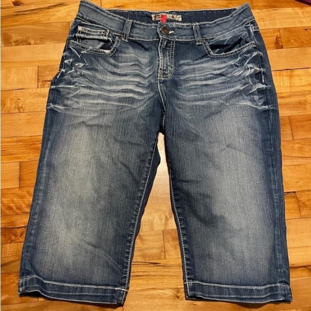 BKE Buckle culture fit cropped jean sz 33. Hits between knee and ankle.  Lk new